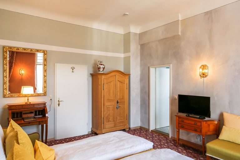 Lilien Schlafzimmer mit Bad