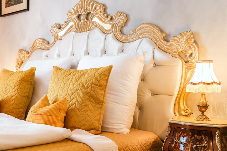 Bett im Lilien - Detailfoto