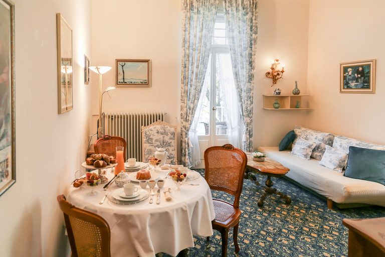 Lilien Wohnraum / Esstisch