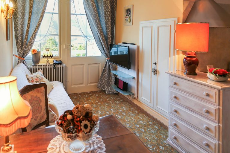 Wohnraum mit Couch + Fernseher