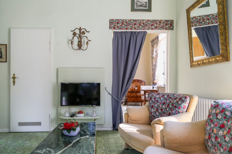 Moderner Fernseher vorhanden