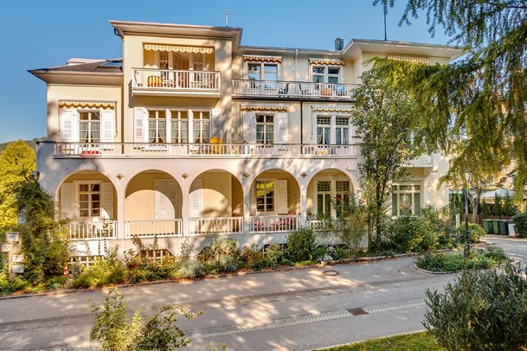 Frontal-Ansicht der Villa Hedwig vom Kurpark